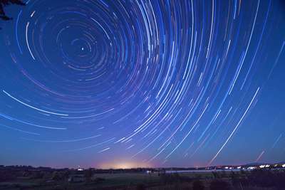 星迹照片显示单个恒星在图像上有条纹，长时间曝光会产生更长的弧度。