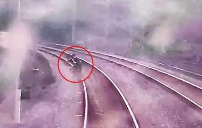 钦州两男孩为拍短视频，闯入铁路，逼停动车30分钟