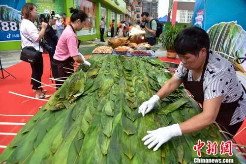 粽王，588斤的大肉粽，它包进了一整只猪和一个牛头！