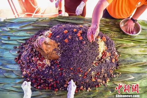 粽王，588斤的大肉粽，它包进了一整只猪和一个牛头！