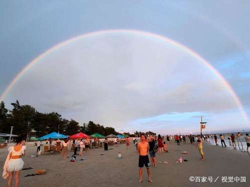 北海上空出现双彩虹景观，引众多市民游客驻足观看