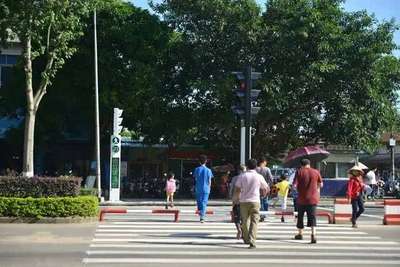 6月13日，钦州城东市场路段市区首个行人自助信号灯正式启用快来了解一下