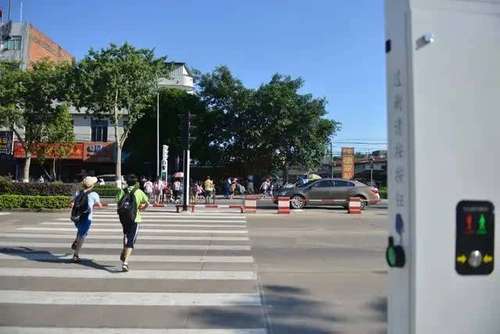 6月13日，钦州城东市场路段市区首个行人自助信号灯正式启用快来了解一下