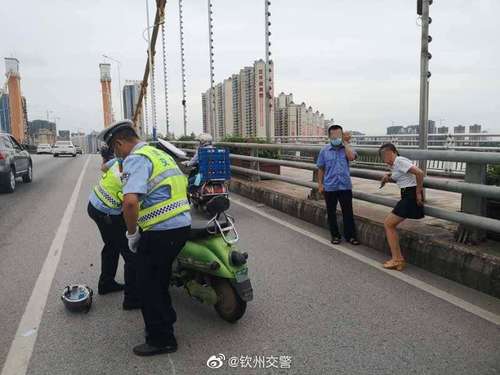 钦州交警：钦州四桥上，两台电动车发生刮碰。